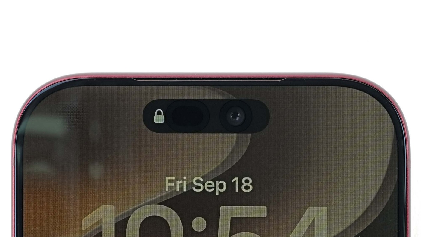 The slimmer Dynamic Island on an iPhone 18 Pro lock screen