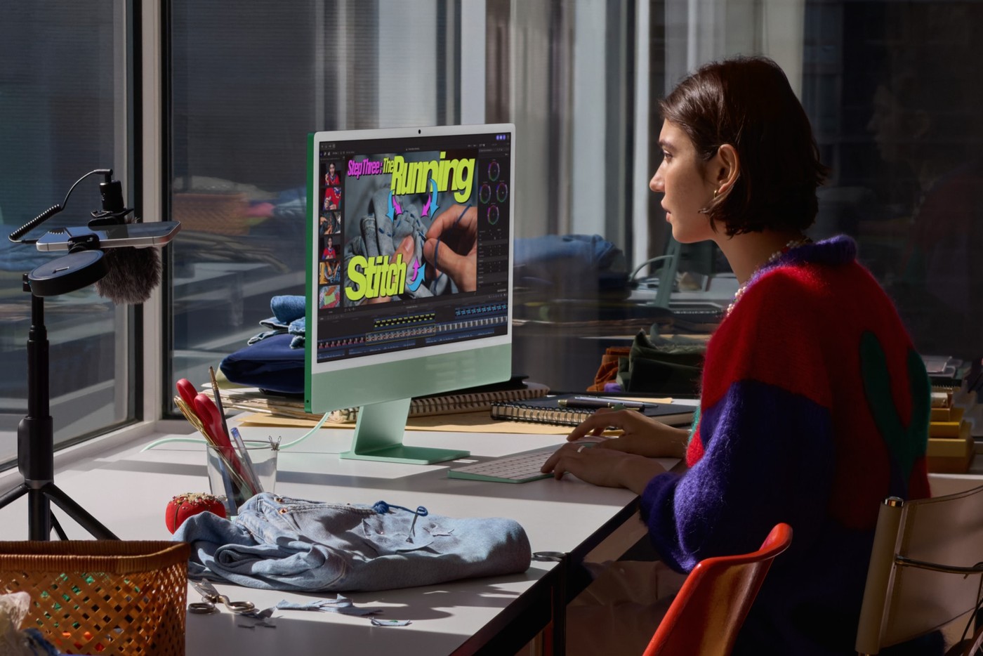 The iMac with M6 in orange on a desk.
