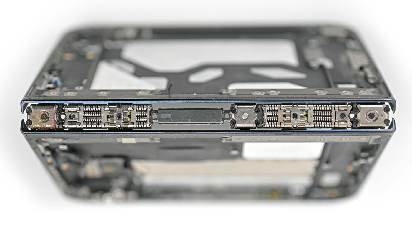 Springs and linked metal joints inside the Duo’s hinge.