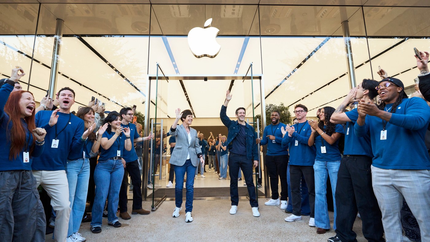 Deirdre O’Brien and John Ternus greet customers at Apple Domain Northside in Austin.