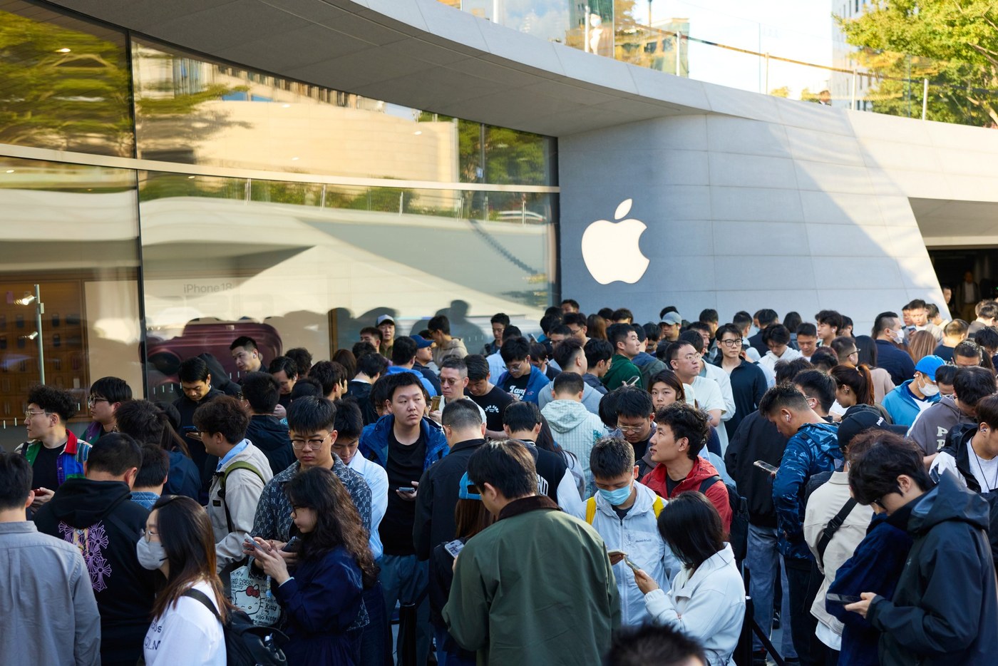 The queue outside Apple Jing’an in Shanghai on launch day.