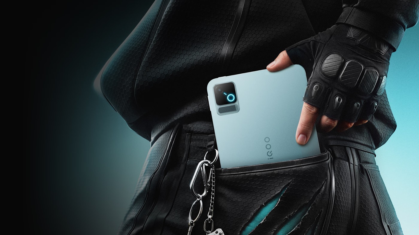 The iQOO Pad Pro 8.8 is sized to fit in a back pocket.