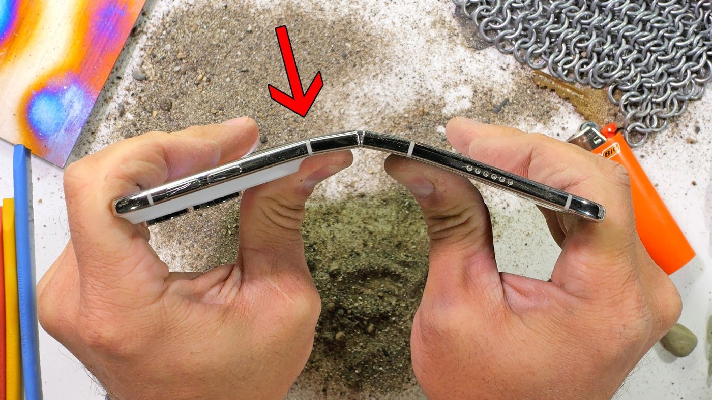 Zack Nelson bends the iPhone Duo in his durability video.
