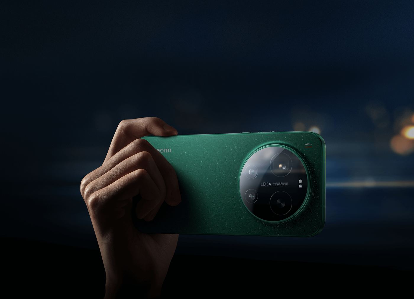 Xiaomi 17 Ultra in green, held in a night scene